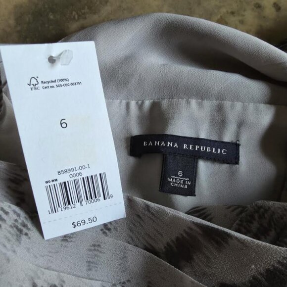 Banana Republic Blouse Top | Women's Size 6 | NWT Gray Print Empire Waist V-Neck - Picture 4 of 4